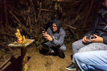 Archeolog zkoumá nález pravěké chýše poblíž Soukeníku